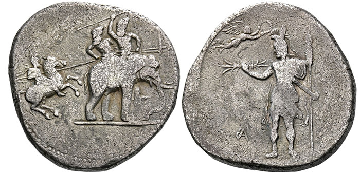 Moeda que retratada Alexandre, o Grande, segurando a sarissa, uma lança macedônia.