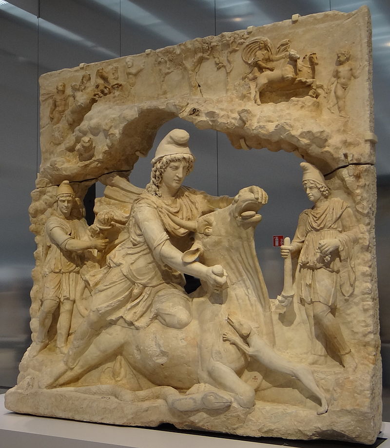 Escultura de Mitra, deus romano, matando um touro.