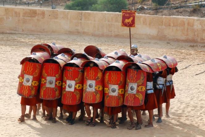 Encenação de formação tartaruga dos antigos soldados romanos.