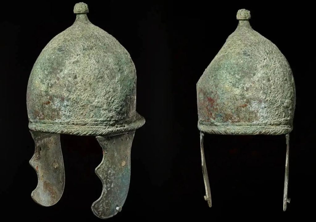 Primeiro modelo de capacete romano, chamado montefortino.