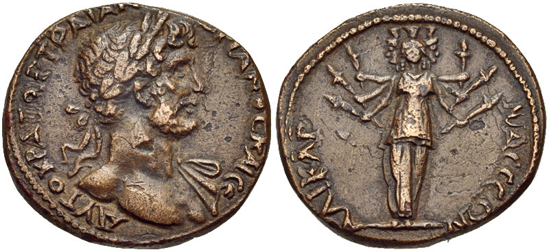 Moeda do imperador romano Adriano que traz Hécate em sua forma tripla.