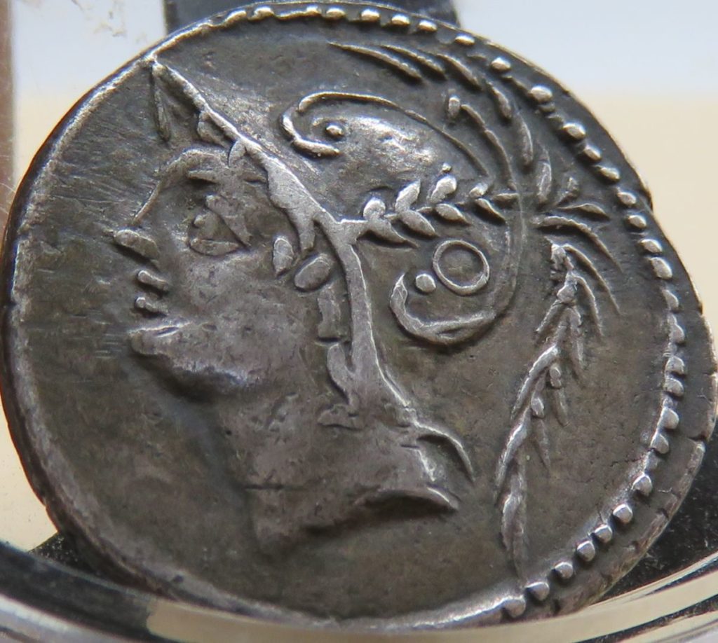 Anverso de moeda romana com deus Marte com capacete.