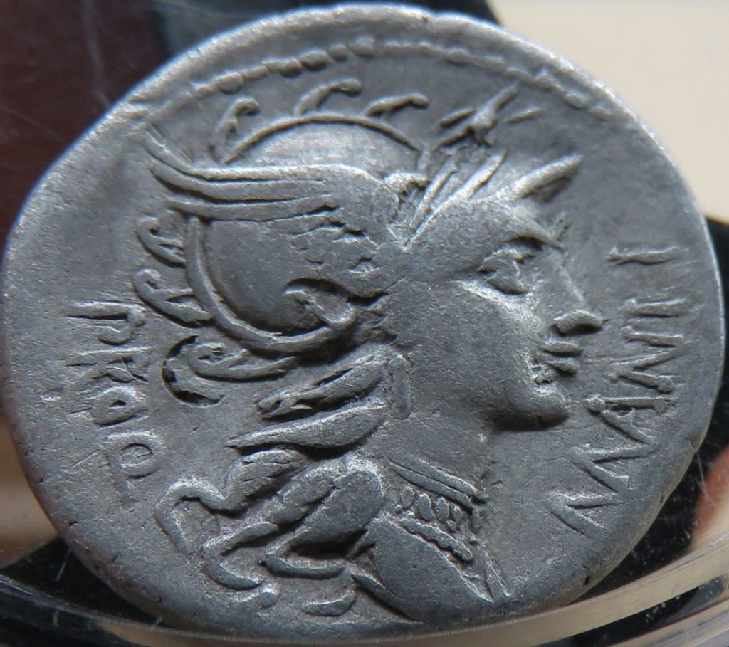 Denário com a personificação de Roma com capacete no anverso.