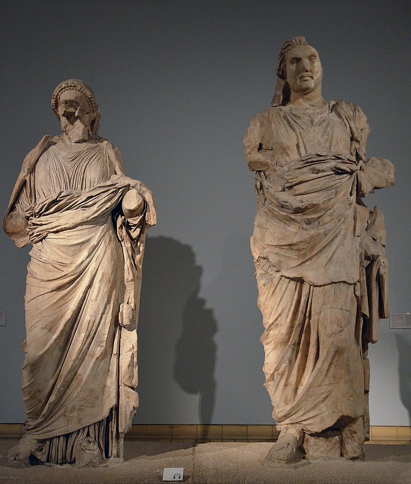 Estátuas de Artemísia II e Mausolo, reis da Caria.
