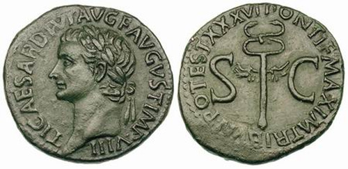 Imperador Tibério em moeda romana antiga.