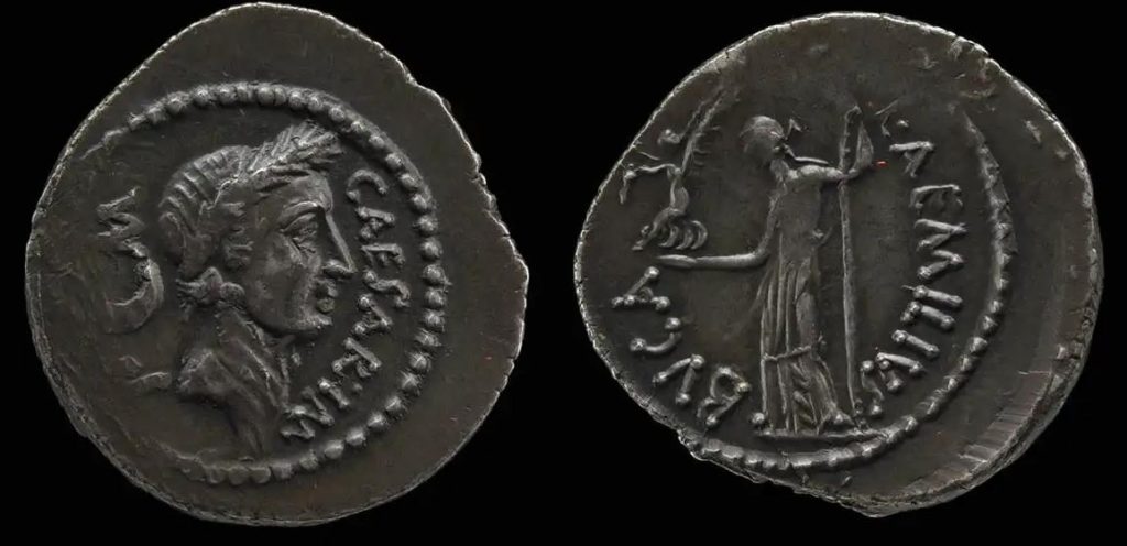 Primeira moeda romana a mostrar o rosto de um governante, nesse caso, de Júlio César.