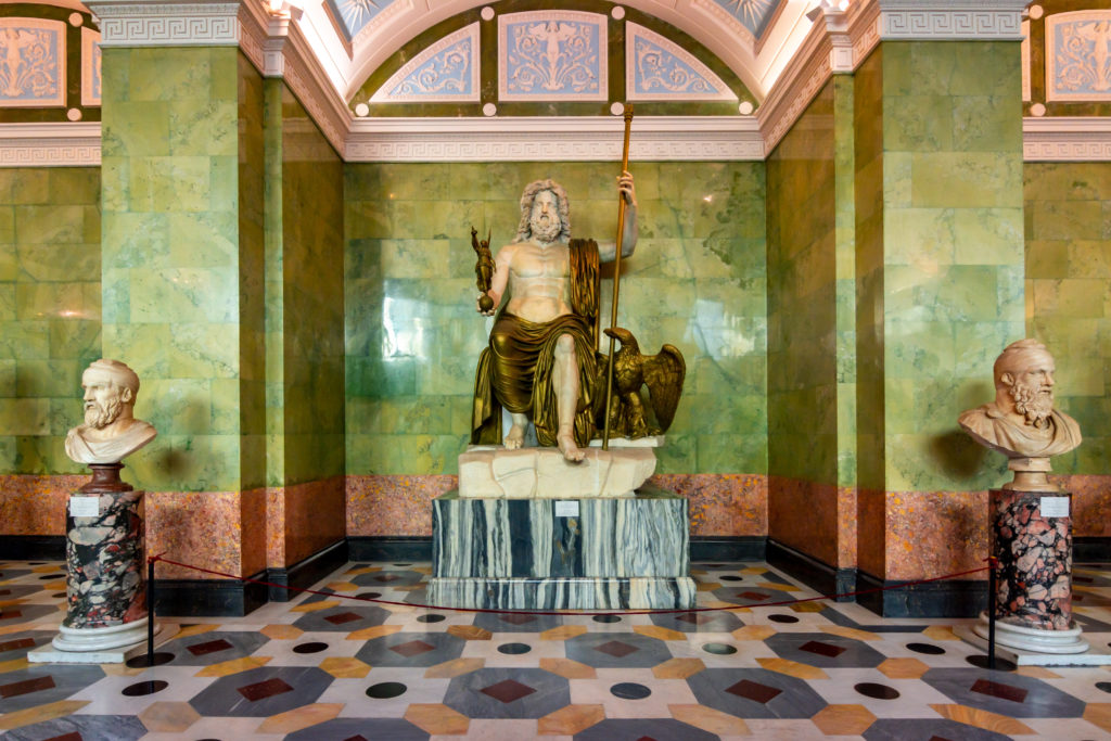 Representação de Z|eus olímpico em estátua em museu russo.