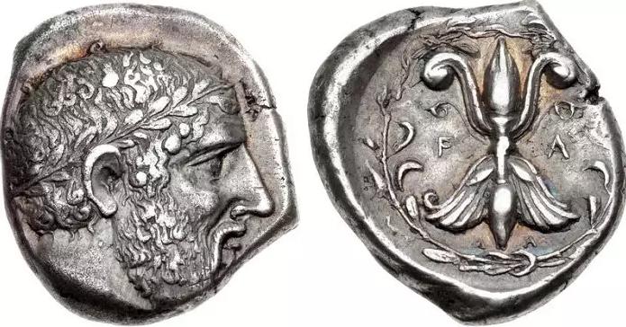 Moeda que mostra Zeus, o deus dos deuses, com coroa de folhas de oliveira.