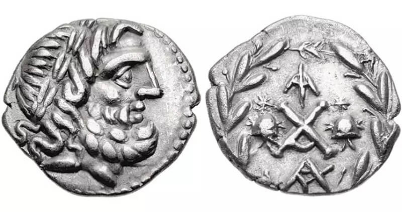 Este hemidracma de prata mostra a cabeça do deus Zeus e o monograma da Liga Aqueia.